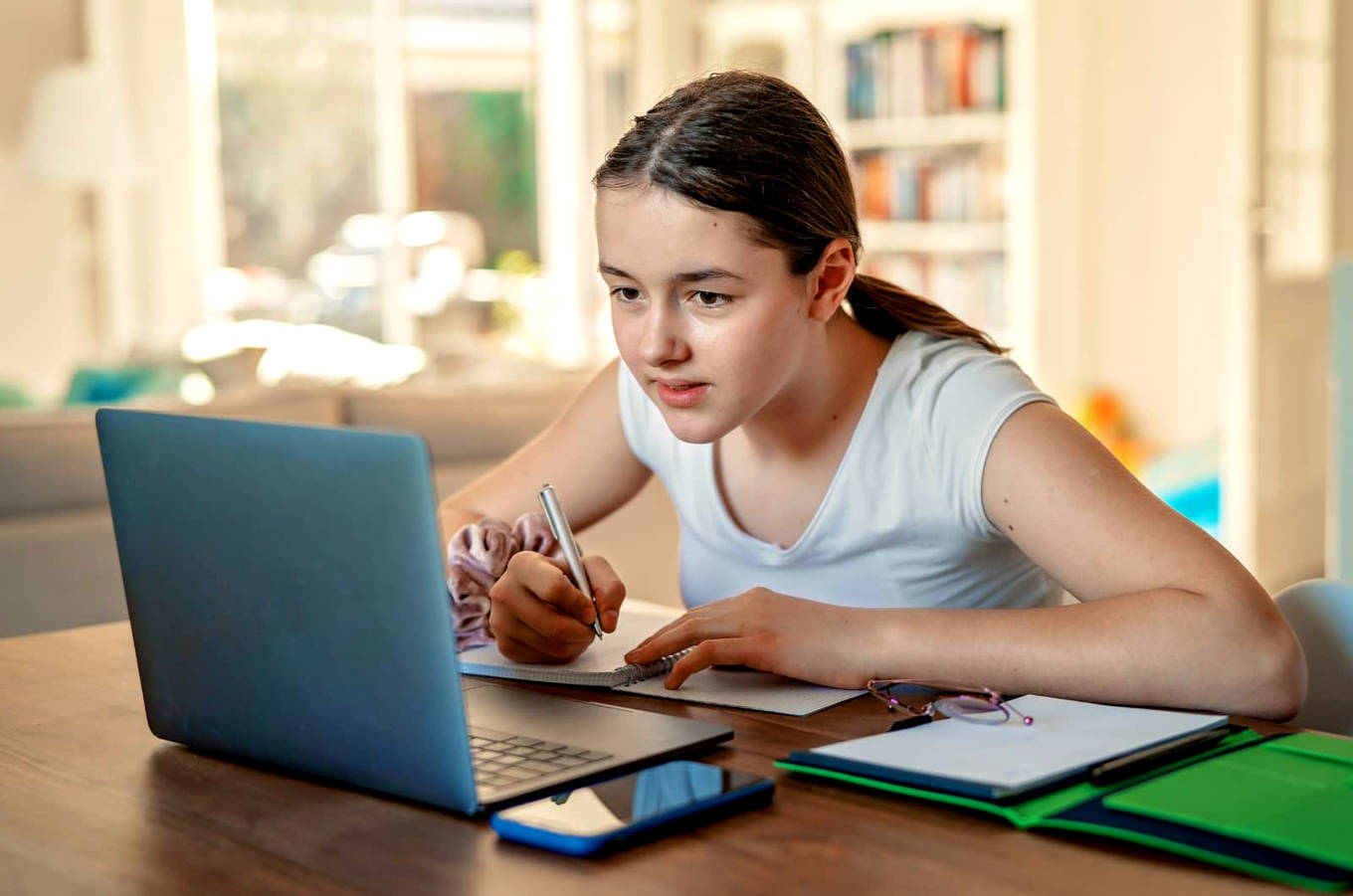 Laptop dla ucznia: Czy powinniśmy inwestować w drogi sprzęt czy lepiej wybrać budżetowe rozwiązanie?