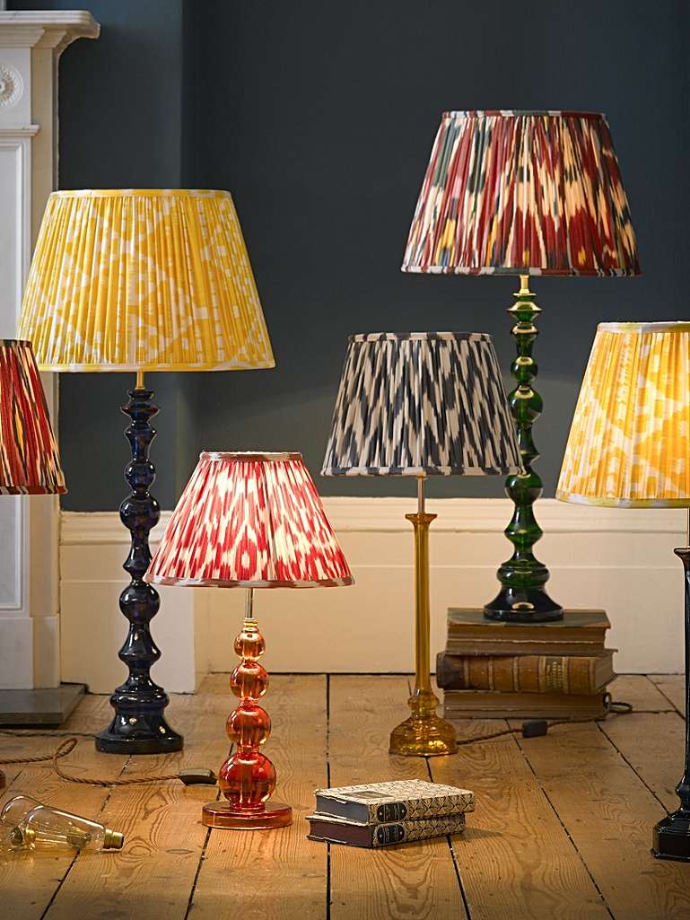 lampa do czytania książek zapewnia odpowiednie oświetlenie podczas lektury wieczorem świeci jasnym światłem nad otwartą książką