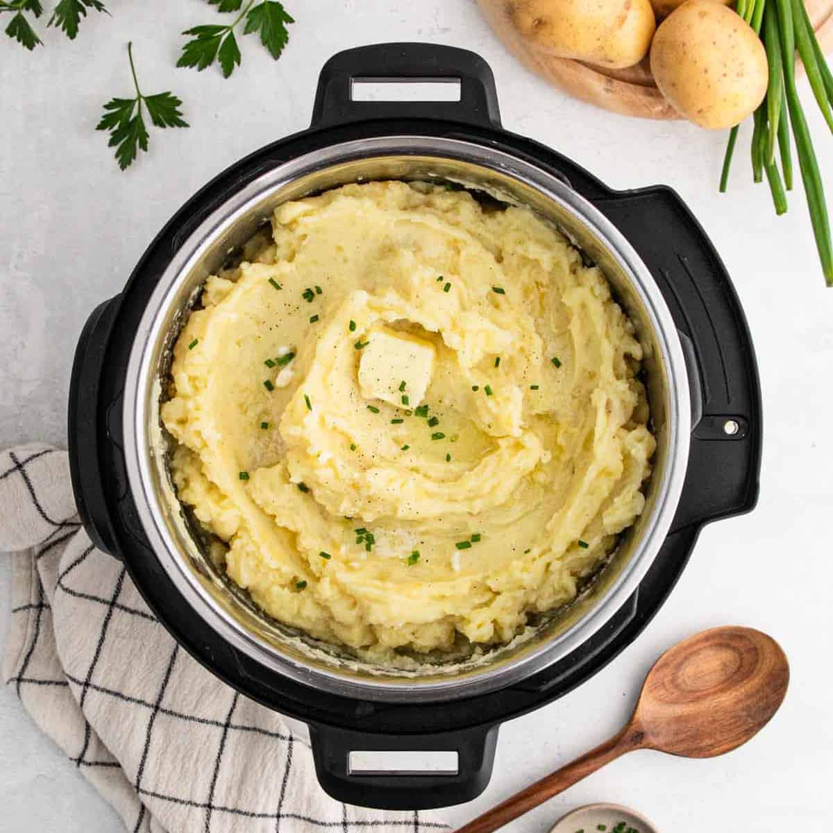szczypiorek w sałatce kuchennej świeży szczypiorek posypany na sałatce z pomidorami i serem w misce