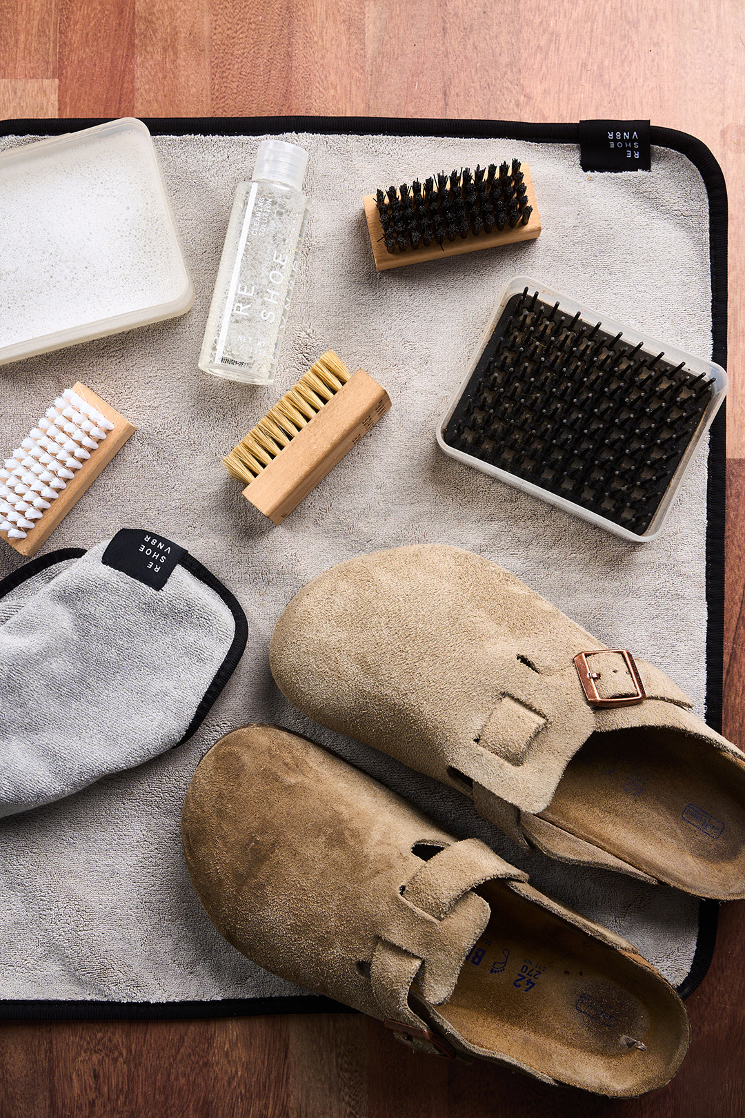 Zamszowe buty wyglądają jak nowe – domowe metody czyszczenia