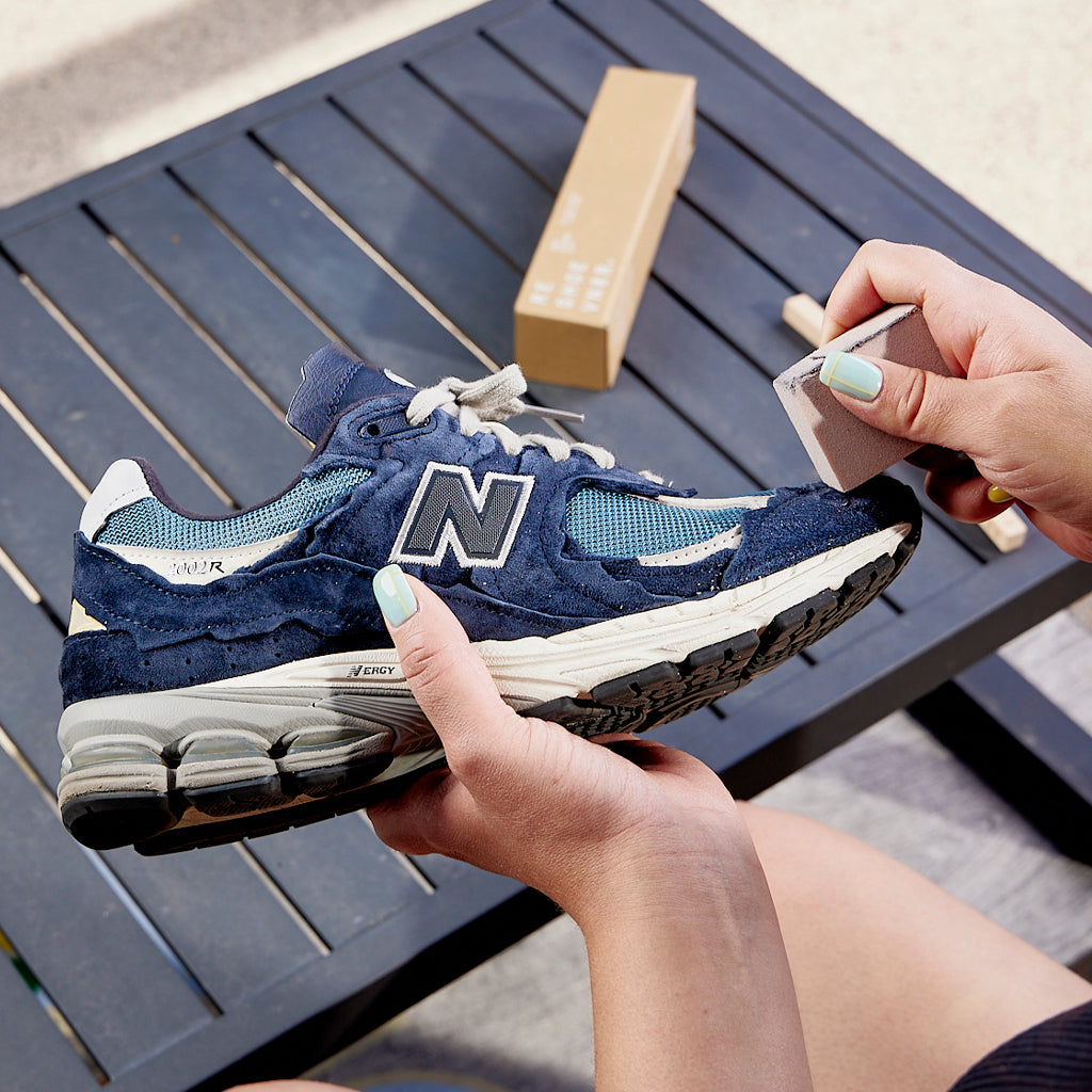 Aplikator z renowatorem koloru wcierający barwnik w zamszową cholewkę