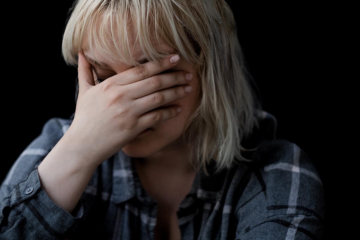 Bezsenność - kiedy ciemność staje się codziennością osoba wpatrująca się w ciemną sypialnię nad ranem