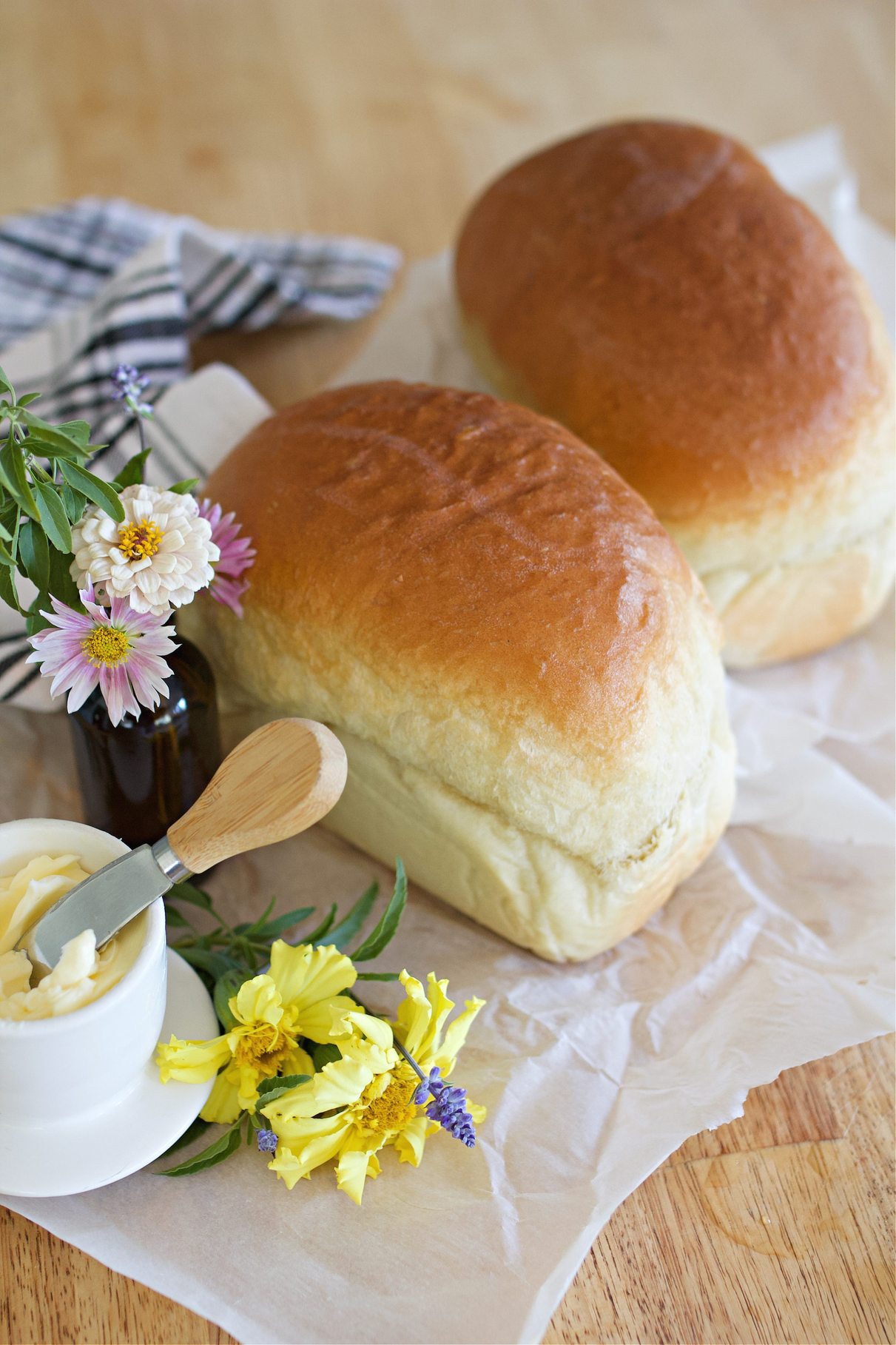 Słodkie maślane brioche do kawy brioche maślane z miękkim jasnym miąższem i złocistą skórką